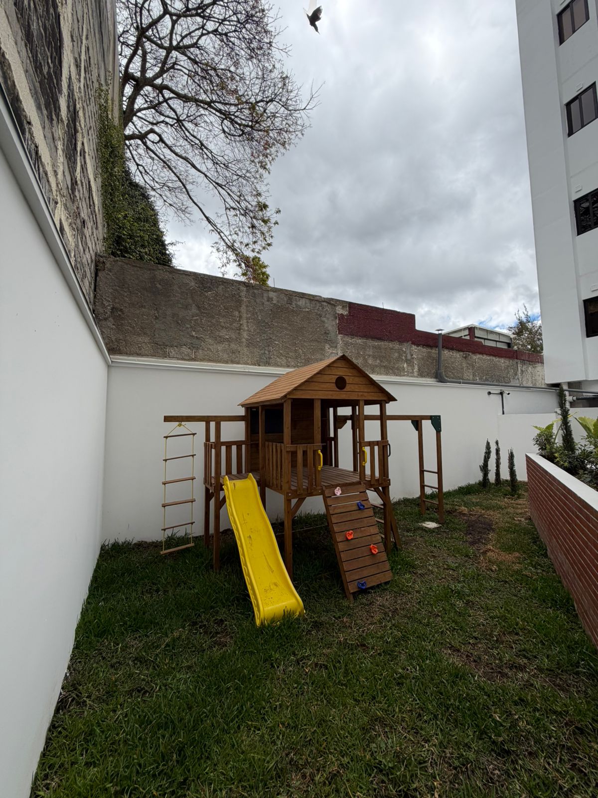 PRIVE, ZONA 15 VHI